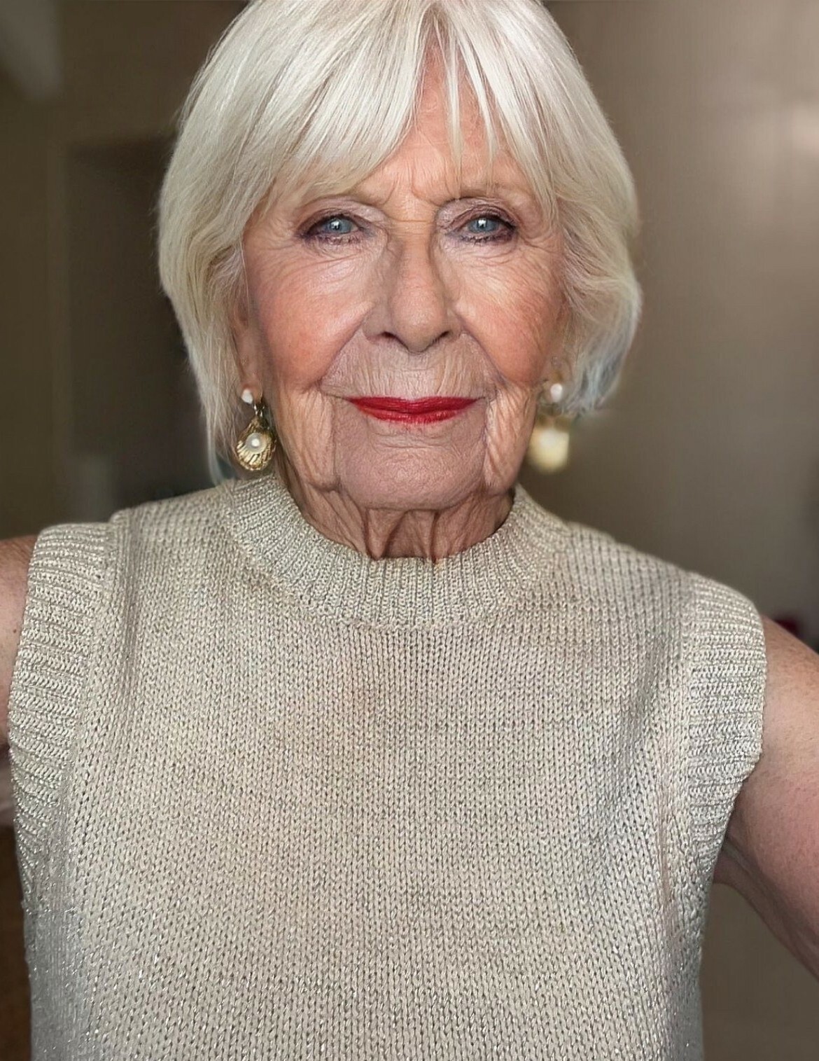 Oldslut with red lipstick — 31