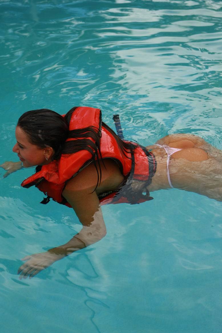 Alicia put life-jacket — 11
